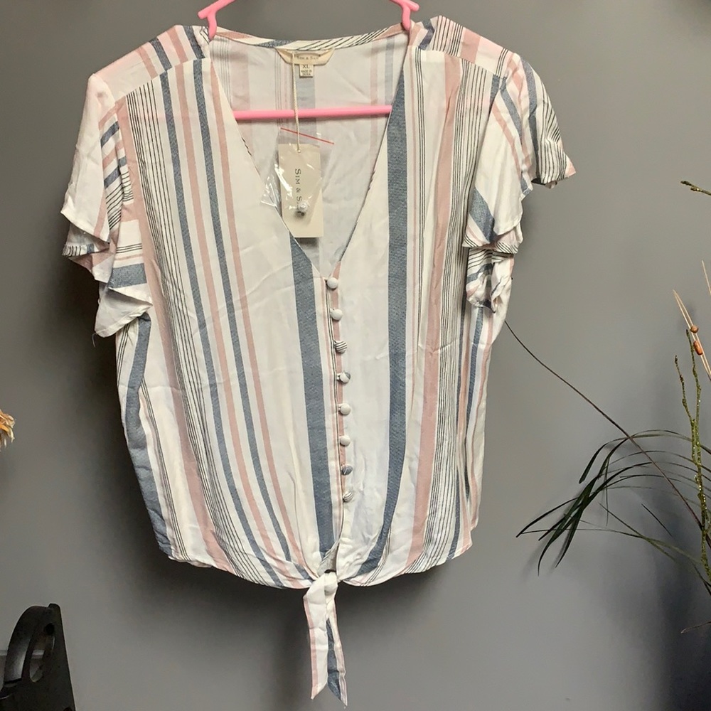 Women’s Sim & Sam XL (fits more like a large) front‎ tie blouse
